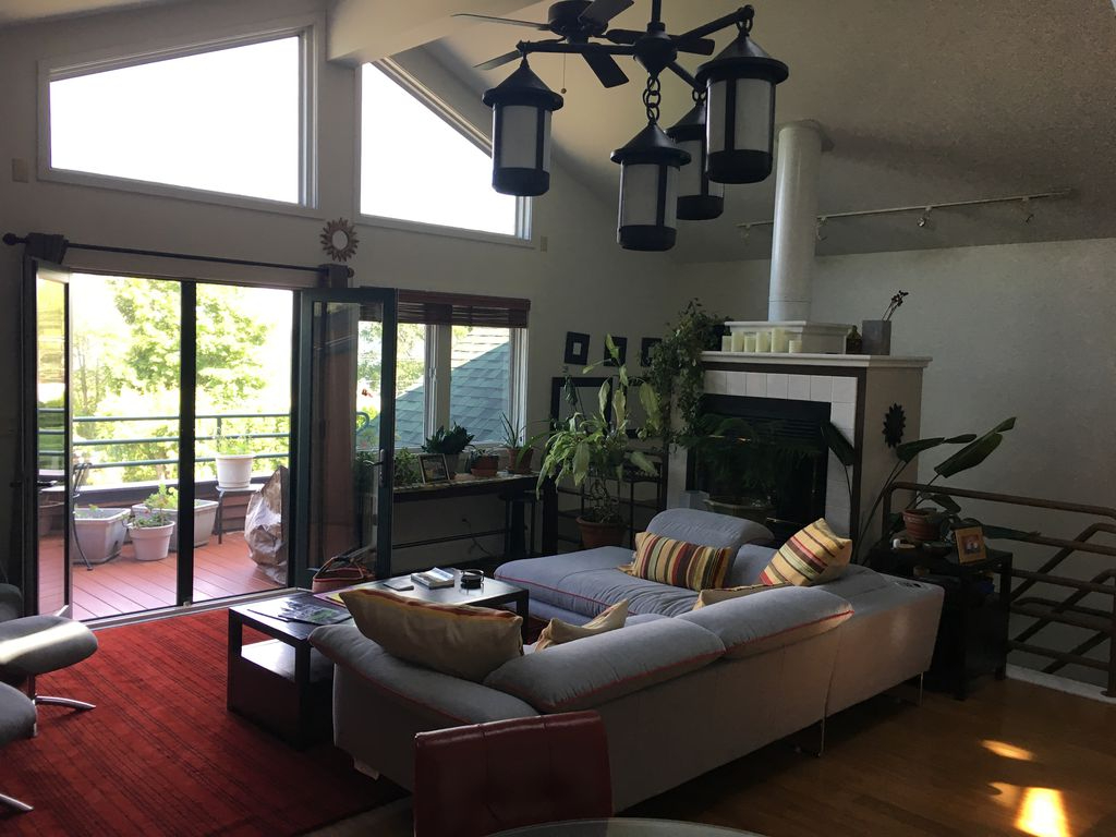 Stunning Waterfront Townhouse near Medical Center - Photo 4