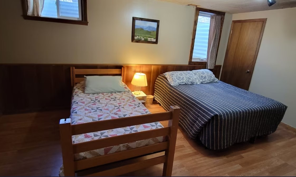 Big home with hot tub and lots of room in tree area - Photo 4