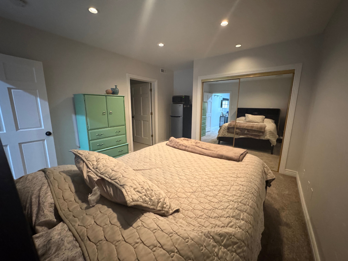 Private Entrance - Bedroom, Bathroom and Living Room - Photo 2