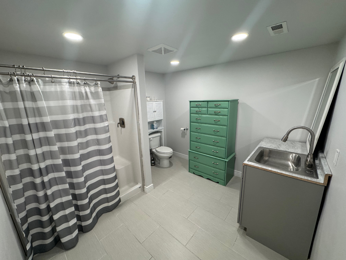 Private Entrance - Bedroom, Bathroom and Living Room - Photo 3