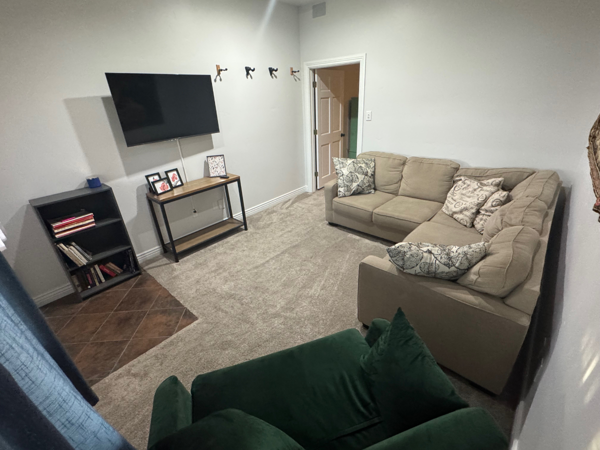Private Entrance - Bedroom, Bathroom and Living Room - Photo 4