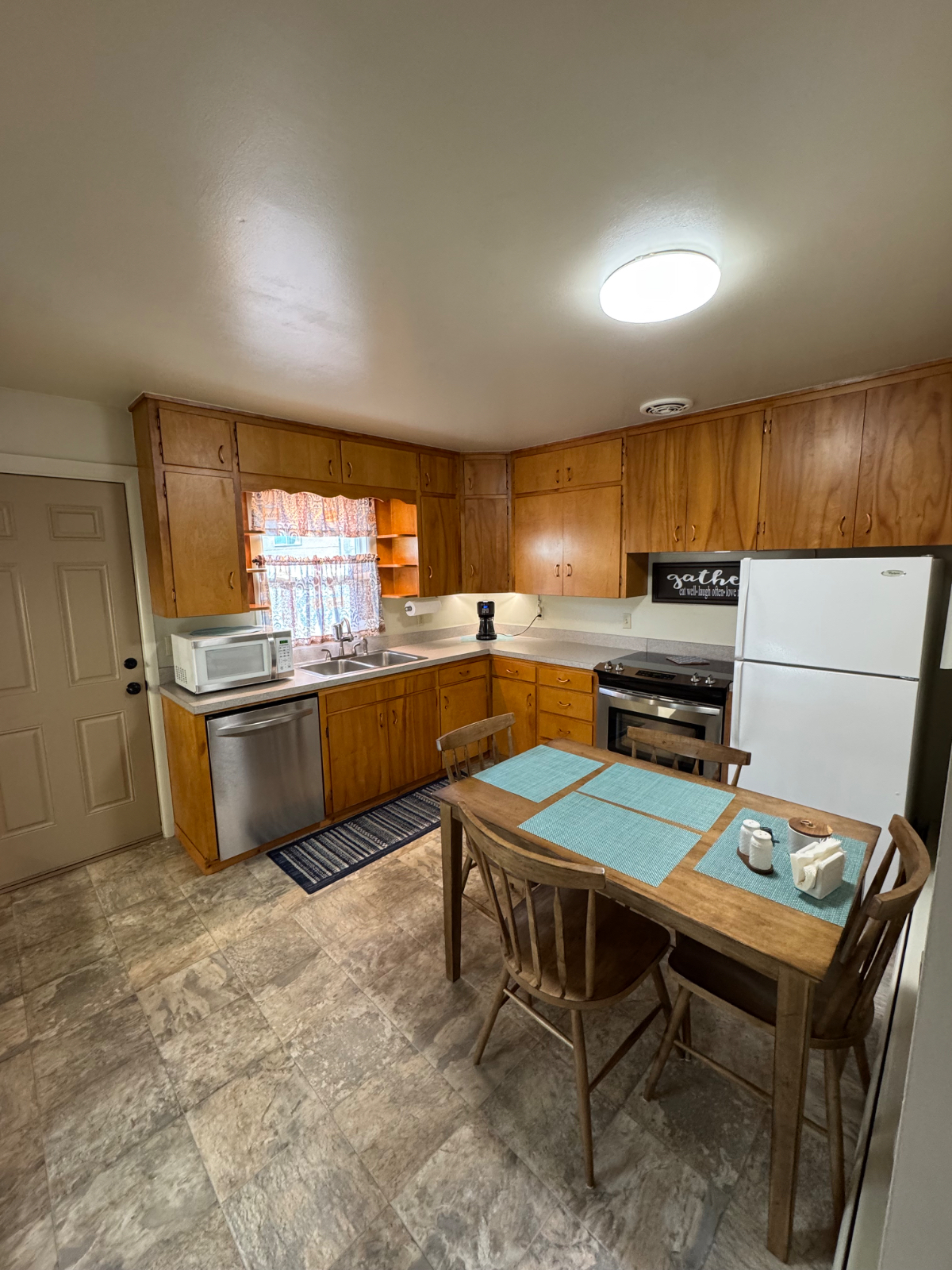 2 bedroom, fully furnished WITH GARAGE - Photo 4
