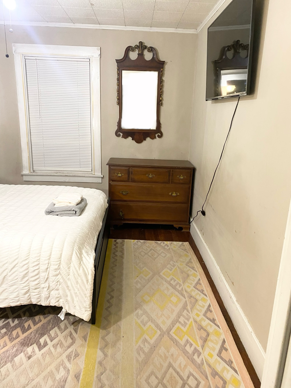 Queen bed in fully furnished house - Photo 2