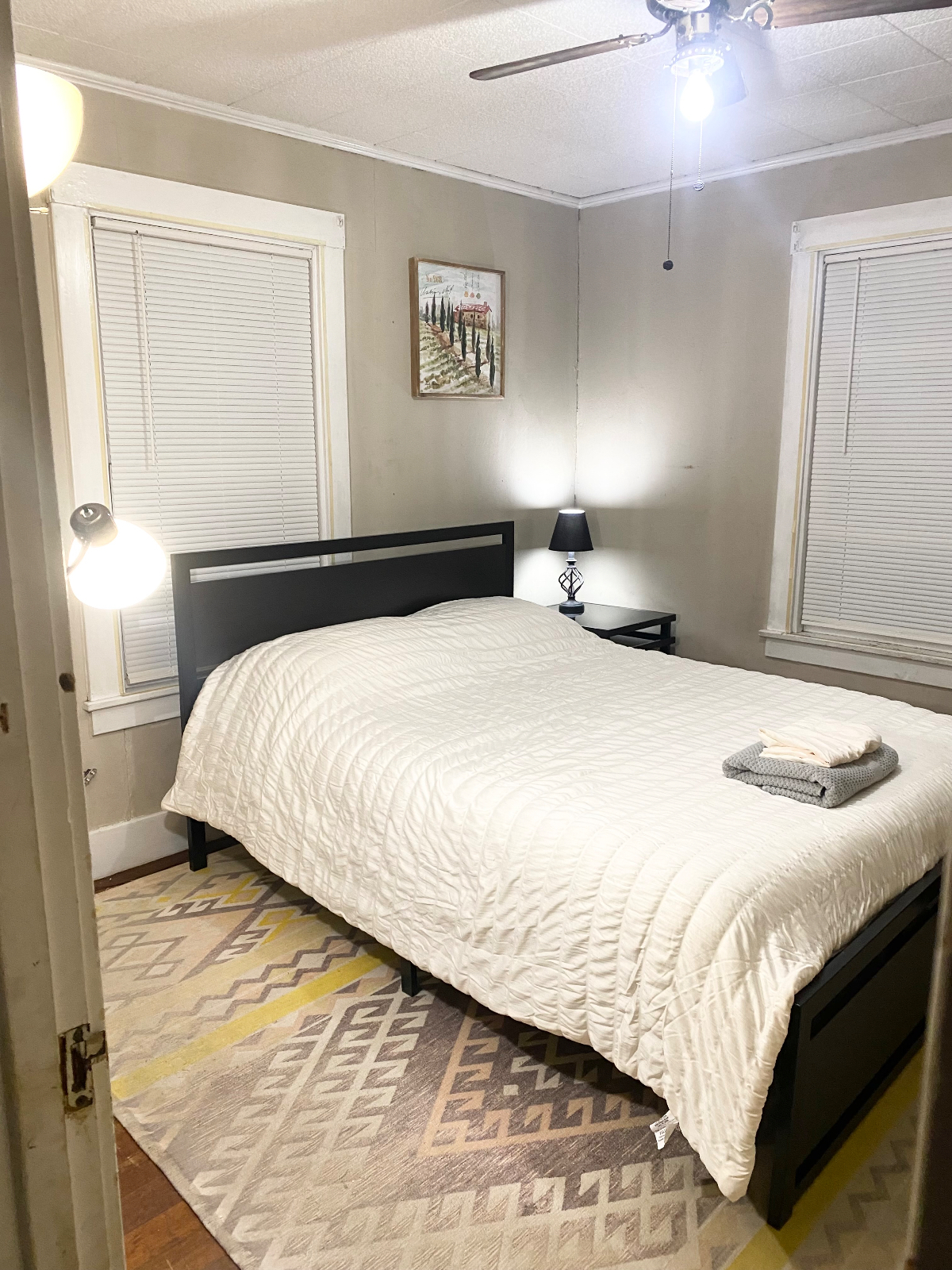 Queen bed in fully furnished house - Photo 1