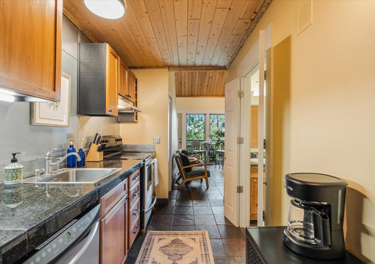 Treetop Retreat w/ Resort Amenities (2bd/2bth condo) - Photo 2
