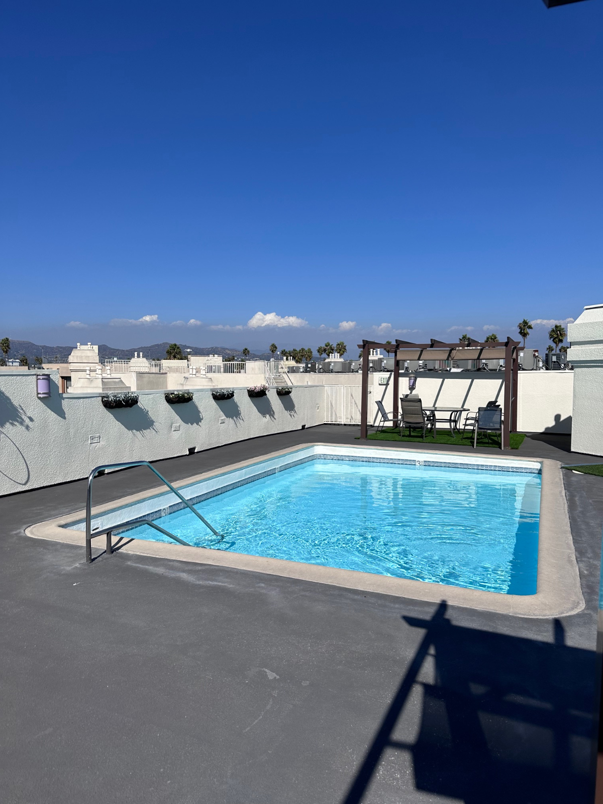 Inviting, Fully Furnished Studio Retreat w/ Balcony, Outdoor Perks & Utilities Included - Near Hospitals and Parks - Photo 1