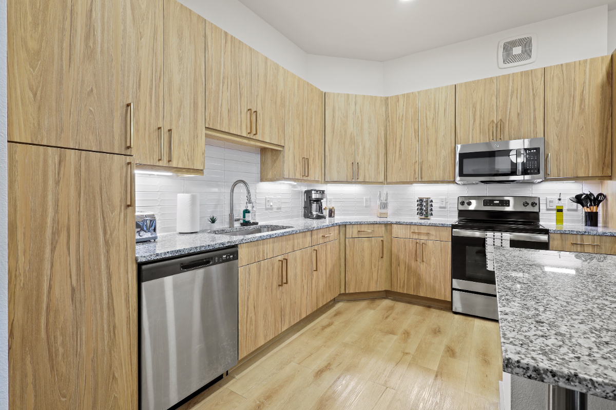 Spacious 2BR / 2 King Beds / Pool & Fitness Access - 2nd floor - Photo 6
