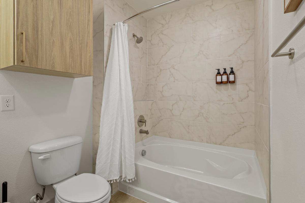 Spacious 2BR / 2 King Beds / Pool & Fitness Access - 2nd floor - Photo 9