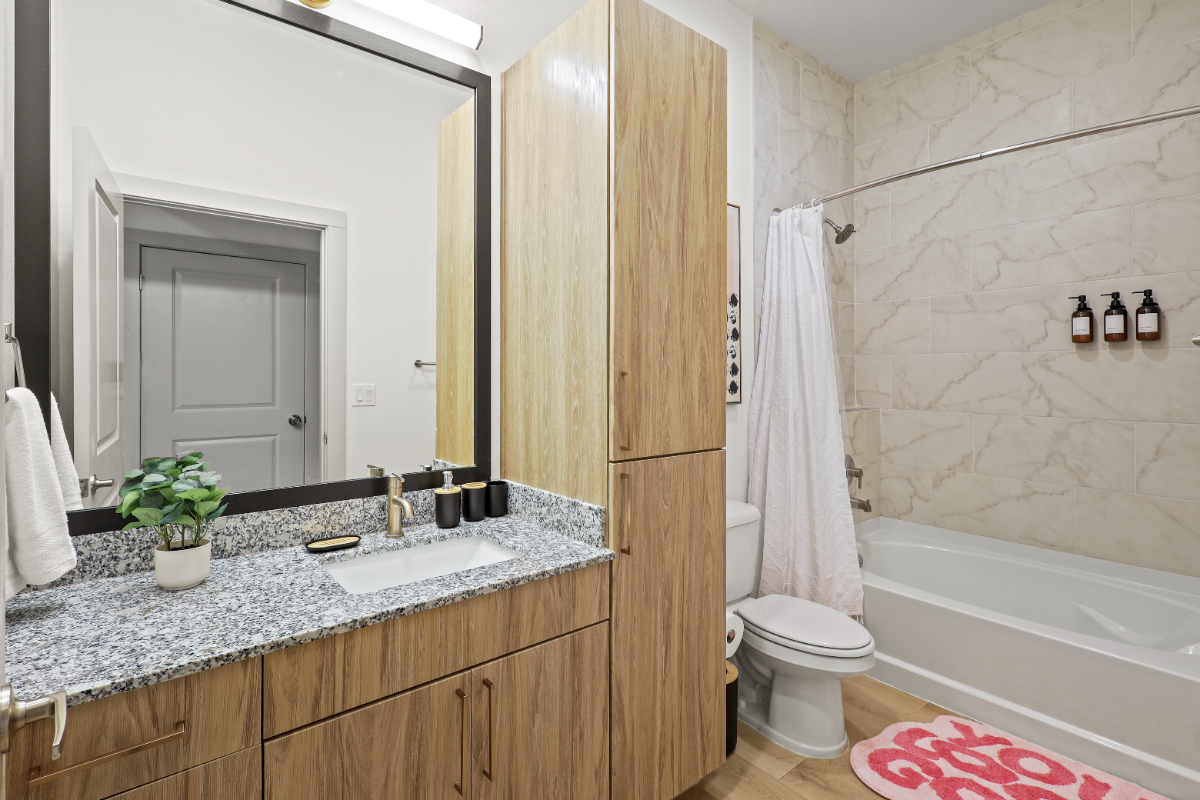 Spacious 2BR / 2 King Beds / Pool & Fitness Access - 2nd floor - Photo 10