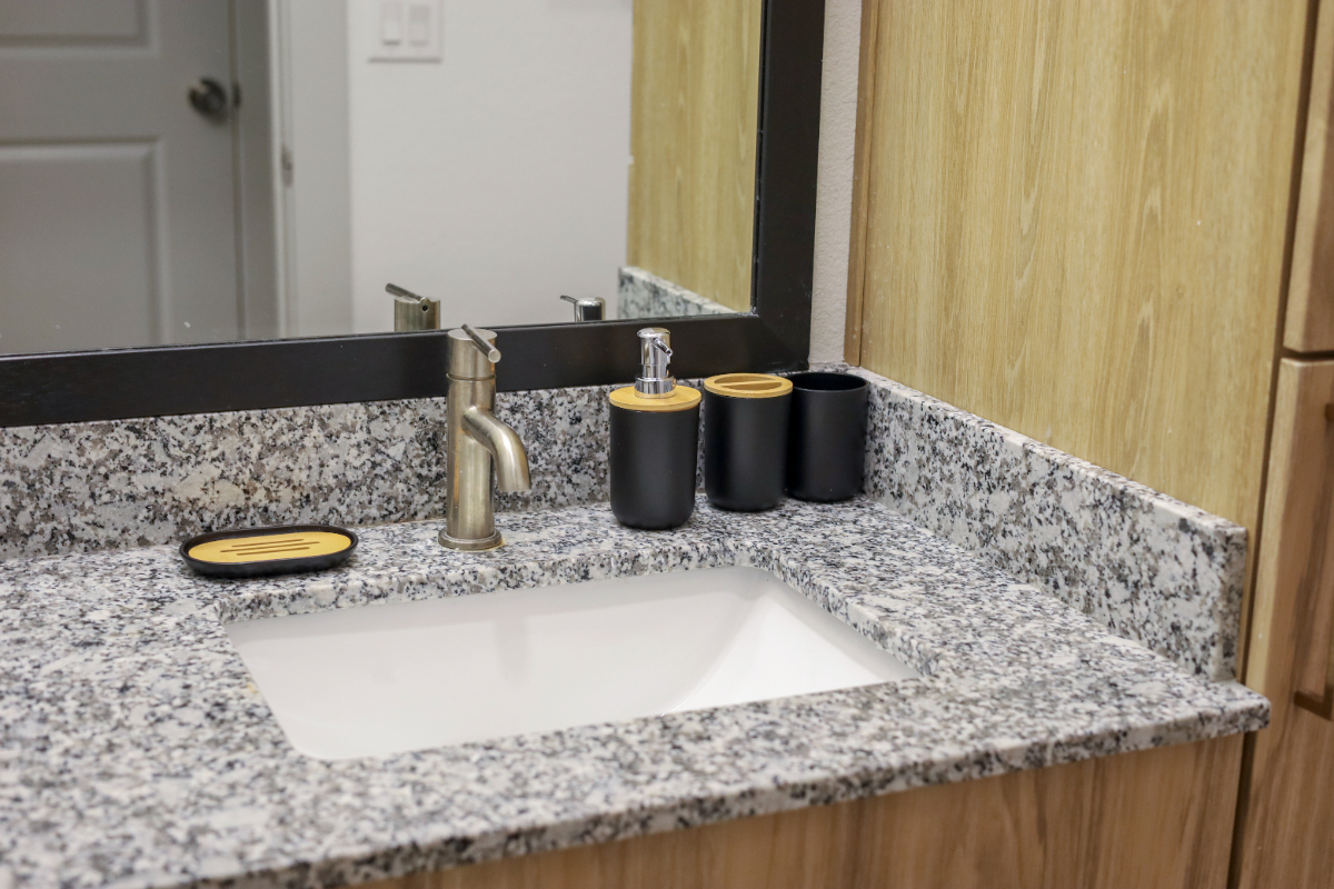 Spacious 2BR / 2 King Beds / Pool & Fitness Access - 2nd floor - Photo 11