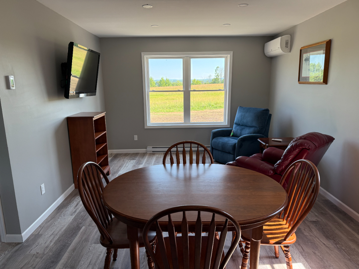 TKW Farms - New Charming 2 Bedroom Duplex - Photo 2