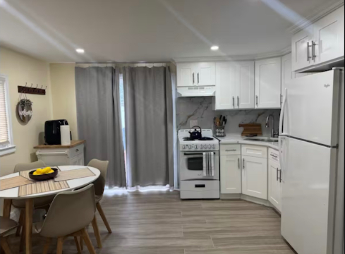 Private Entrance Serene Cozy 1 Bedroom Apartment minutes to beach - Photo 3