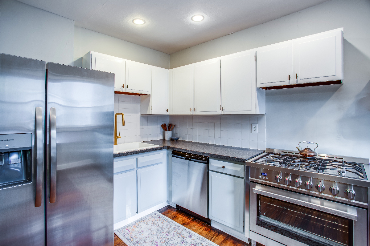 Spacious Light Filled 3 Bedroom Apartment - Photo 12