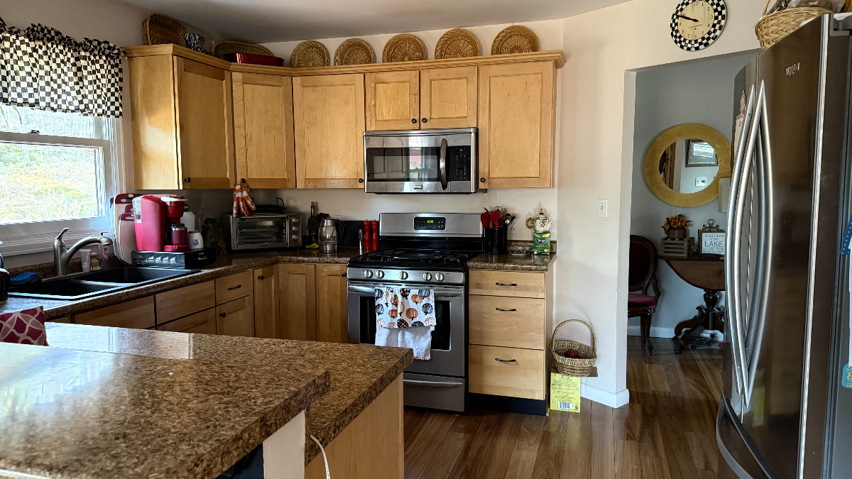Privacy amongst a quiet community overlooking Lake Champlain - Photo 6
