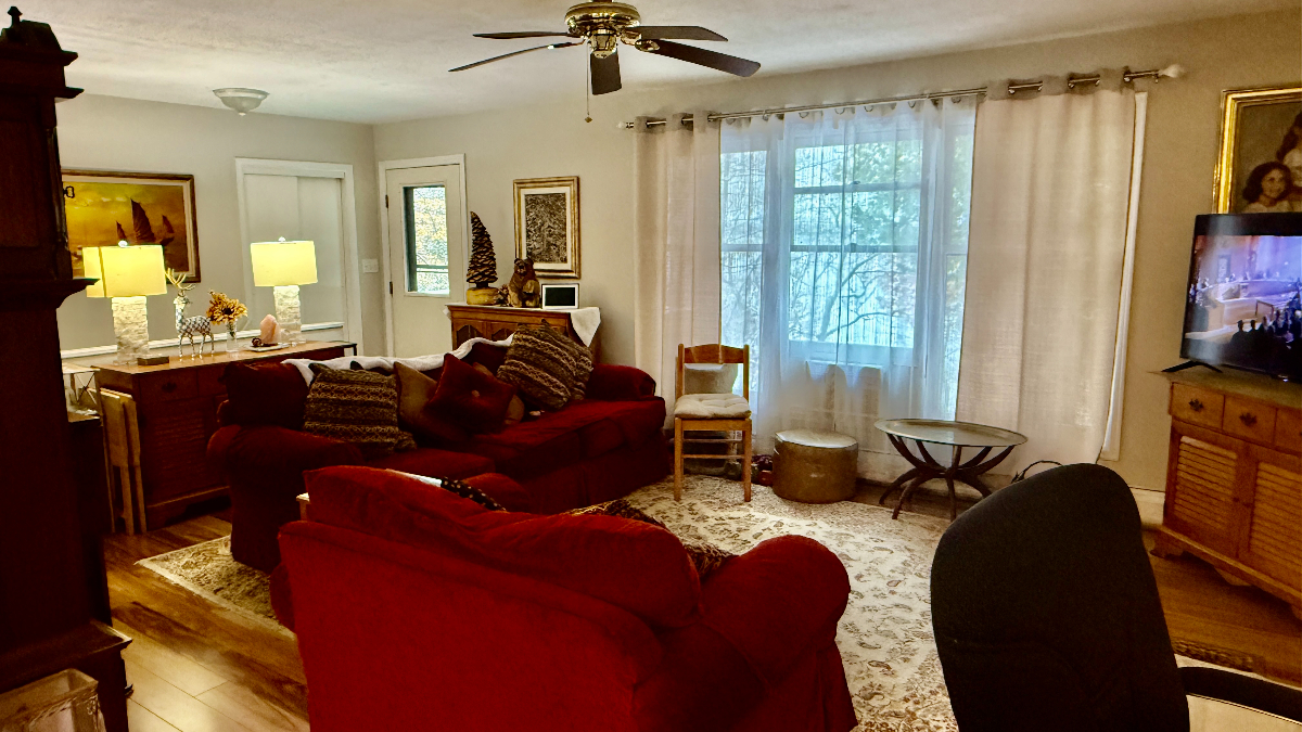 Privacy amongst a quiet community overlooking Lake Champlain - Photo 4