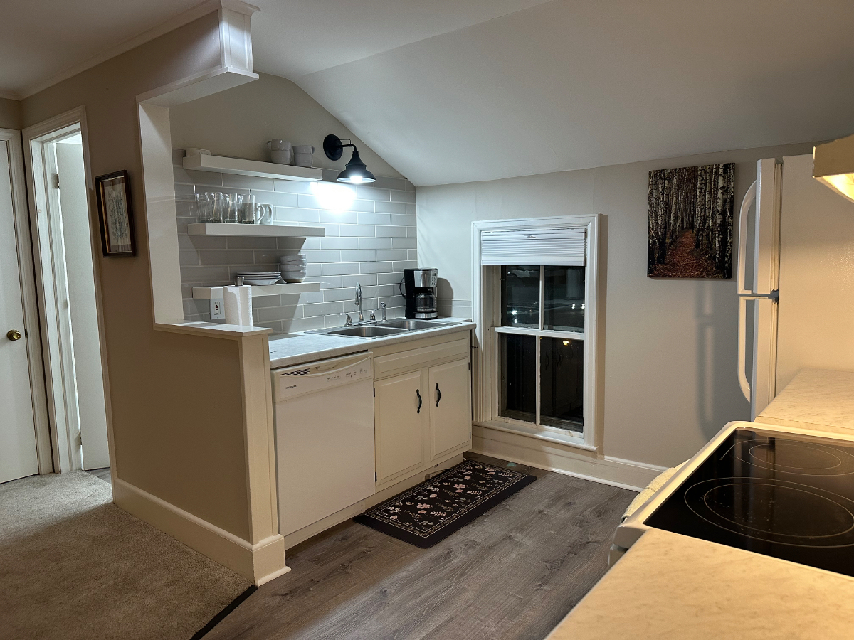 Lovely 1 Bedroom Apt. In Historic Jericho Home. - Photo 4