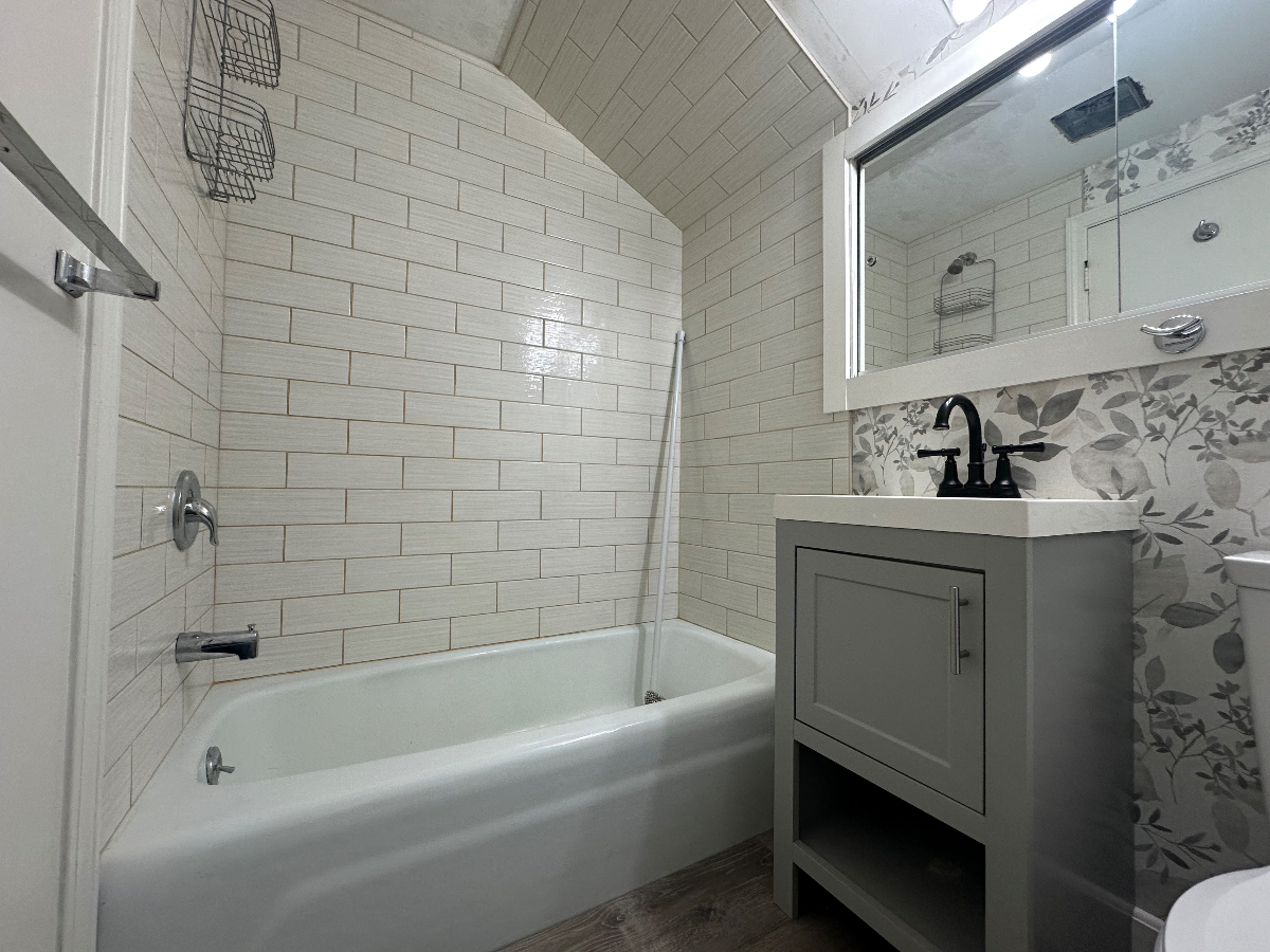 Lovely 1 Bedroom Apt. In Historic Jericho Home. - Photo 11