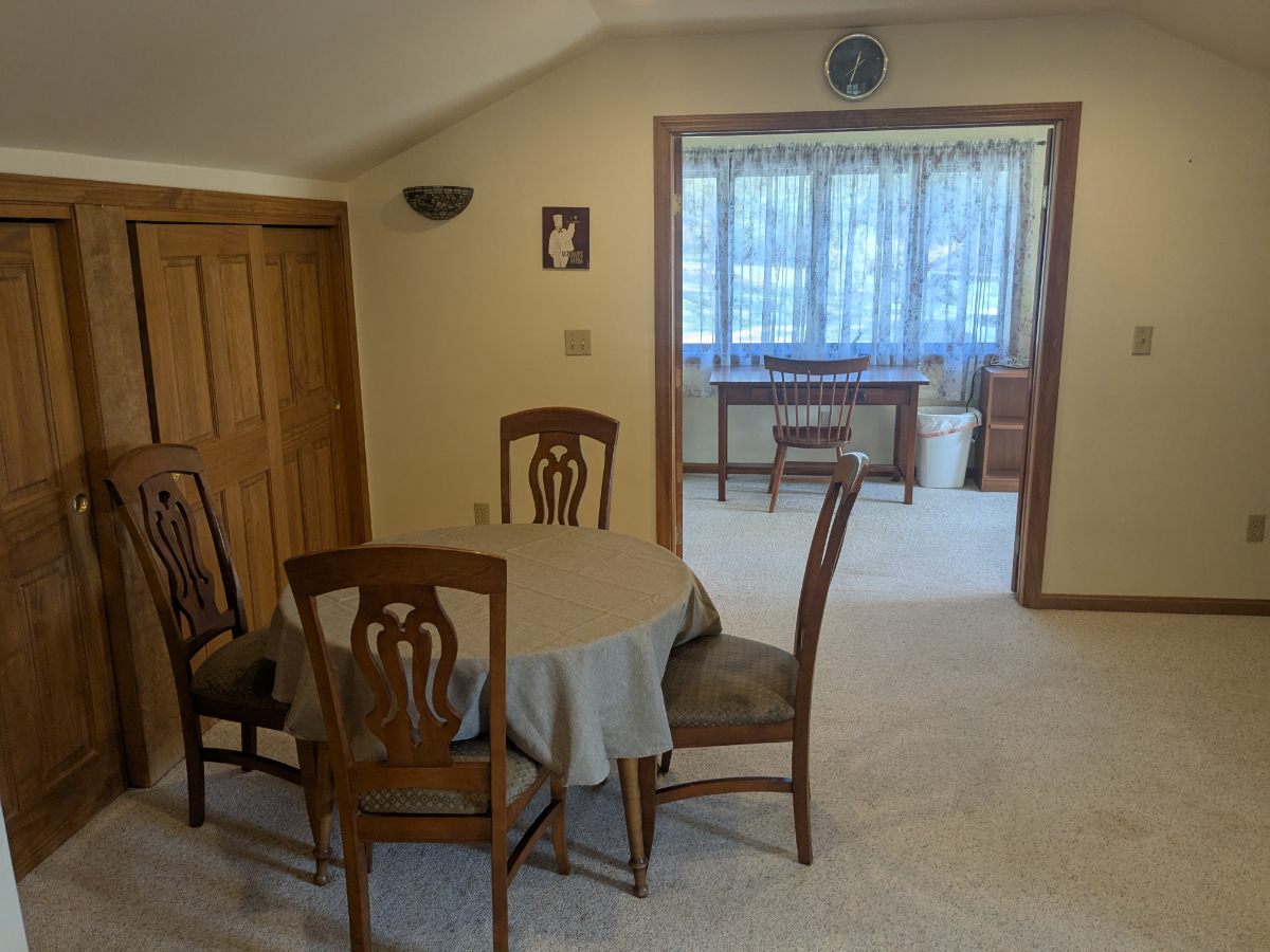 SPACIOUS, COMFORTABLE, CENTRAL LOCATION  PRIVATE 4 BEDROOM/2 BATH ENTIRE HOME - Photo 11