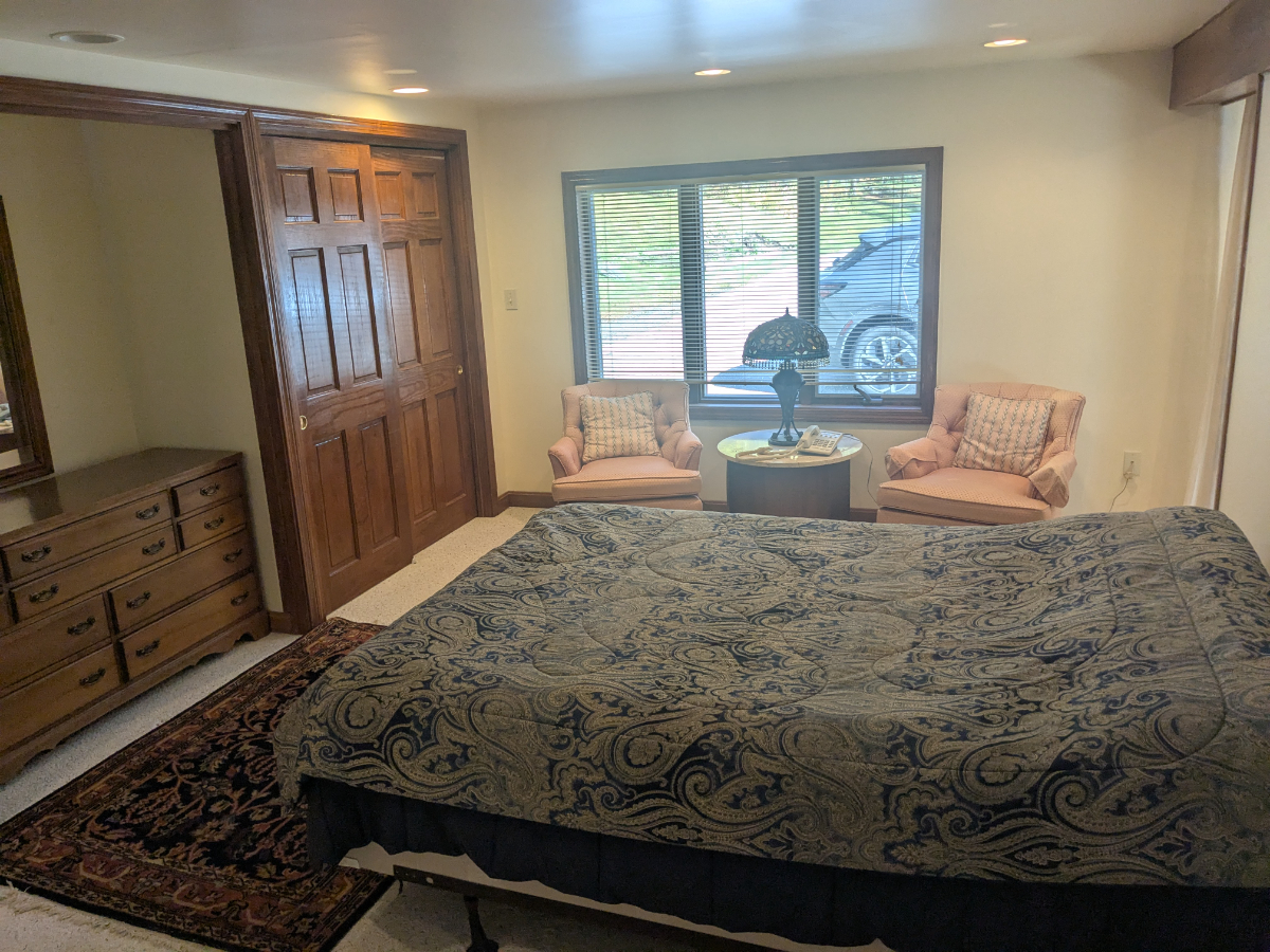 SPACIOUS, COMFORTABLE, CENTRAL LOCATION  PRIVATE 4 BEDROOM/2 BATH ENTIRE HOME - Photo 8