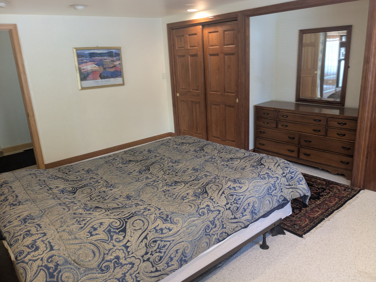 SPACIOUS, COMFORTABLE, CENTRAL LOCATION  PRIVATE 4 BEDROOM/2 BATH ENTIRE HOME - Photo 9