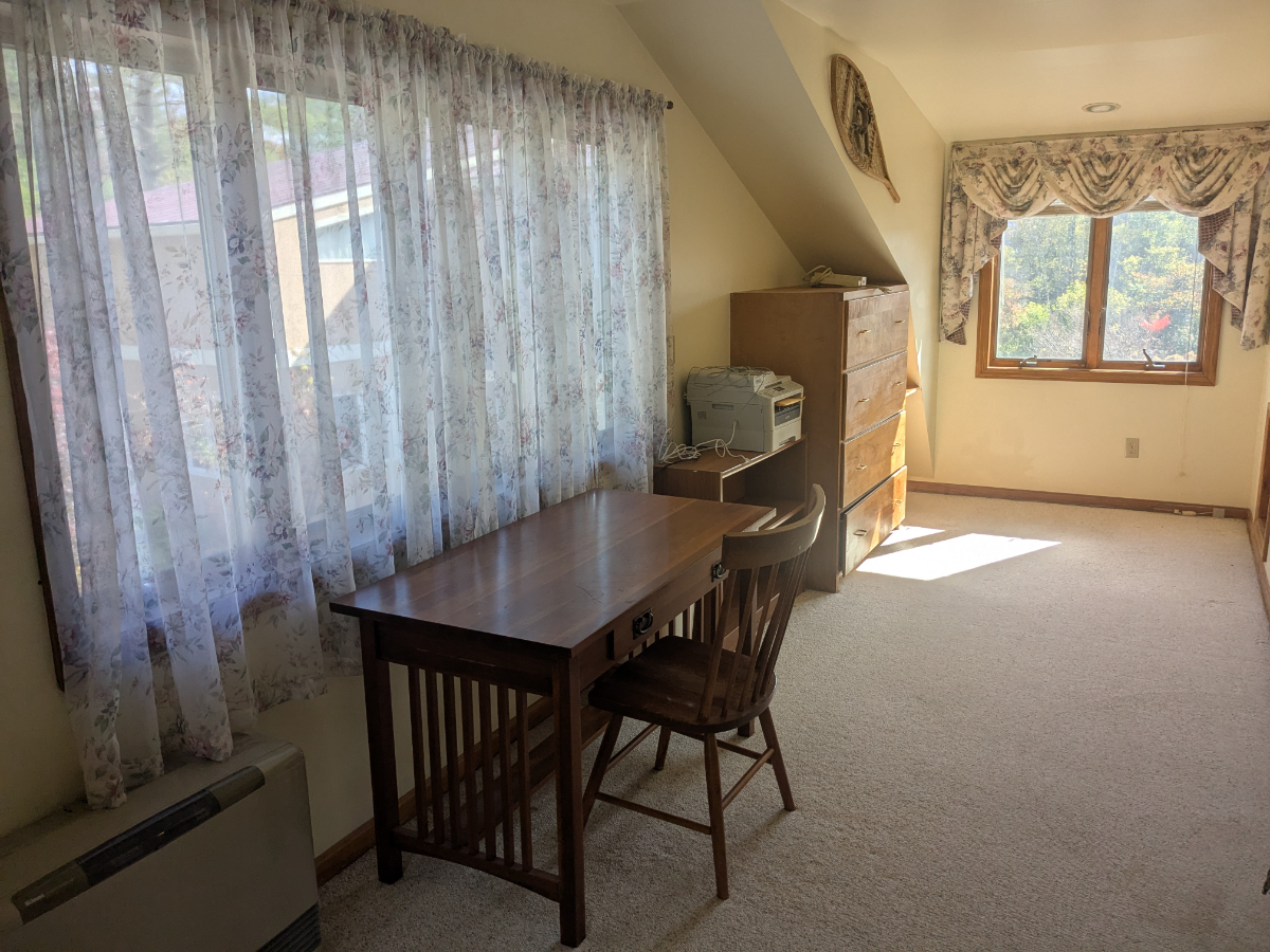 SPACIOUS, COMFORTABLE, CENTRAL LOCATION  PRIVATE 4 BEDROOM/2 BATH ENTIRE HOME - Photo 10