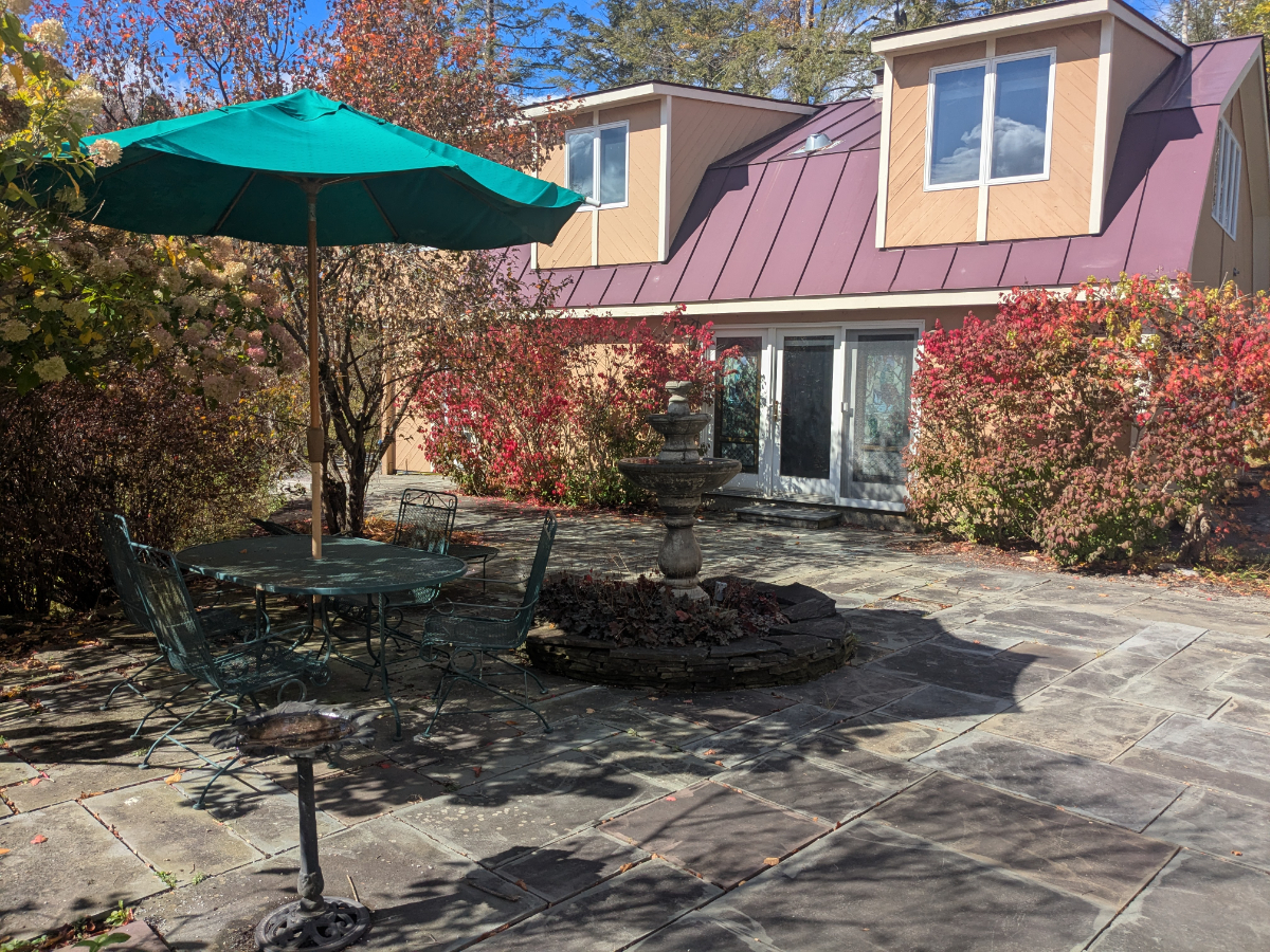 SPACIOUS, COMFORTABLE, CENTRAL LOCATION PRIVATE 4 BEDROOM/2 BATH ENTIRE HOME - Photo 1