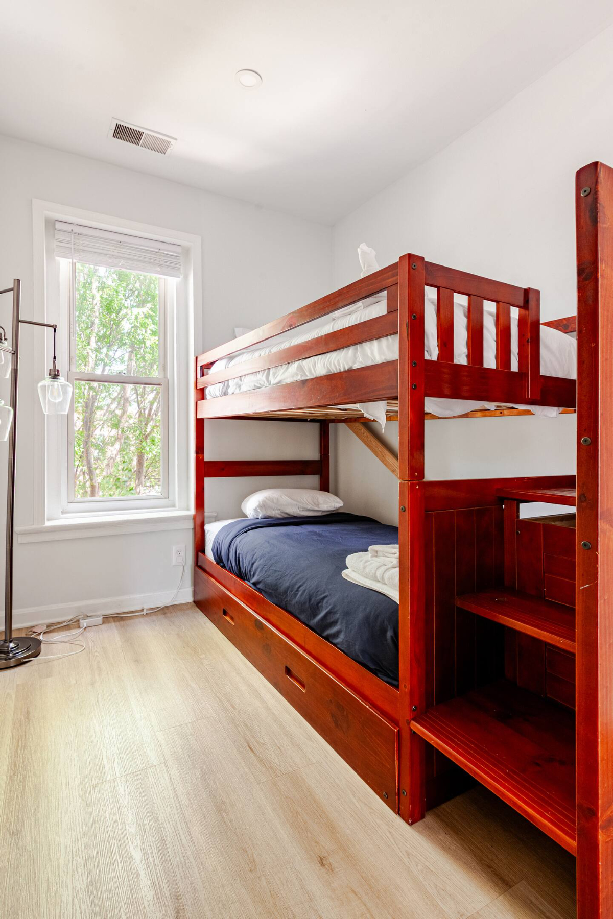 Spacious, Modern 3 Bedroom Retreat in the Heart of Shaw, All Utilities Included - Photo 8