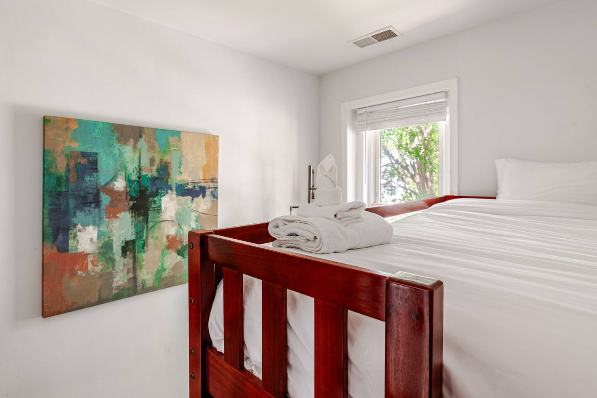 Spacious, Modern 3 Bedroom Retreat in the Heart of Shaw, All Utilities Included - Photo 10