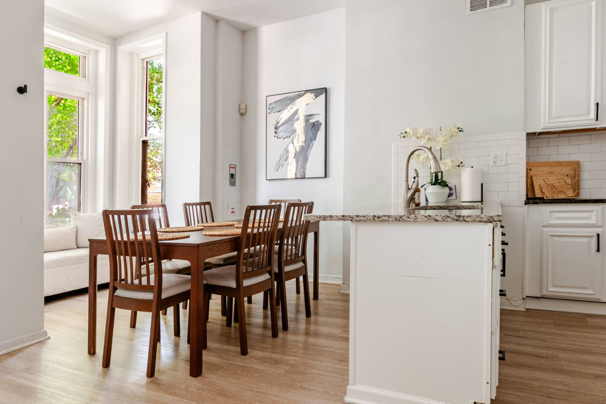 Spacious, Modern 3 Bedroom Retreat in the Heart of Shaw, All Utilities Included - Photo 5
