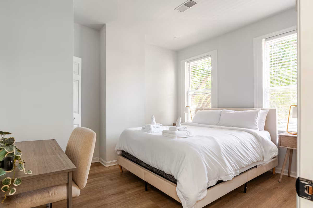 Spacious, Modern 3 Bedroom Retreat in the Heart of Shaw, All Utilities Included - Photo 3