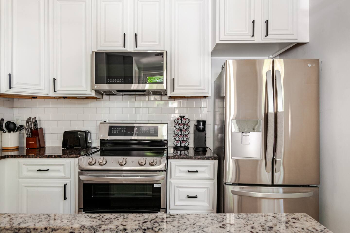 Spacious, Modern 3 Bedroom Retreat in the Heart of Shaw, All Utilities Included - Photo 2