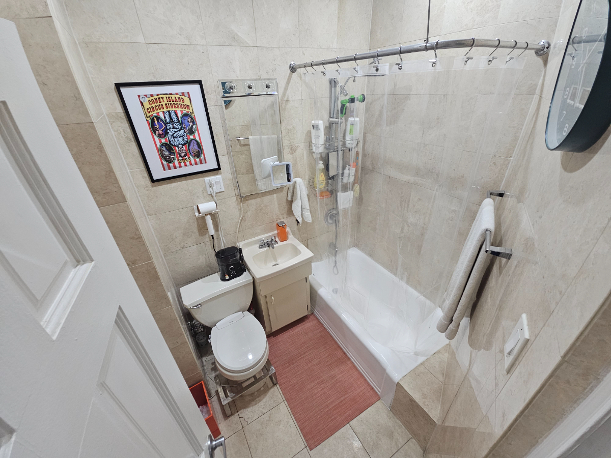 NYC Upper West Side modern furnished sublet, private yard, dog friendly - Photo 3