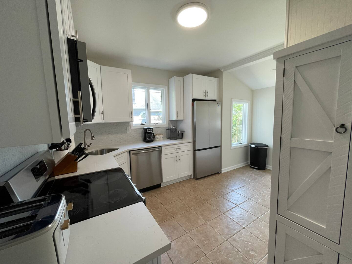 Spacious 5BR Furnished Home | Sleeps 12 | Monthly Rental - Photo 6