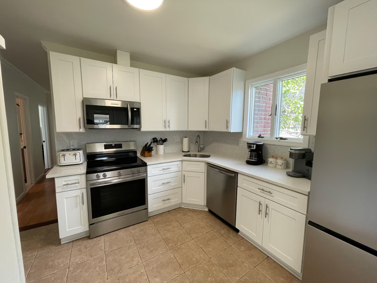 Spacious 5BR Furnished Home | Sleeps 12 | Monthly Rental - Photo 5