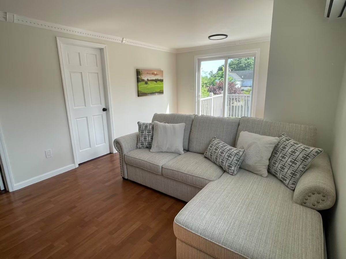 Spacious 5BR Furnished Home | Sleeps 12 | Monthly Rental - Photo 9