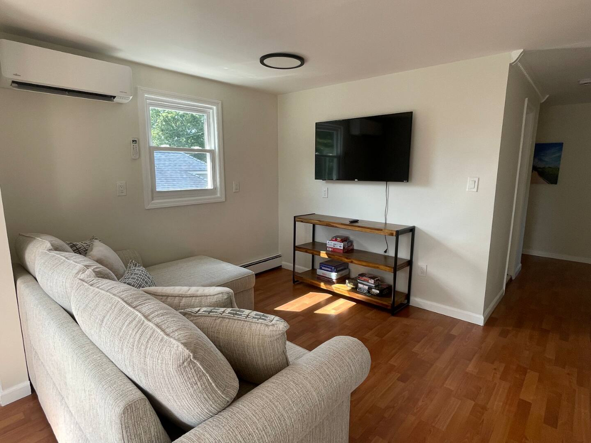Spacious 5BR Furnished Home | Sleeps 12 | Monthly Rental - Photo 8
