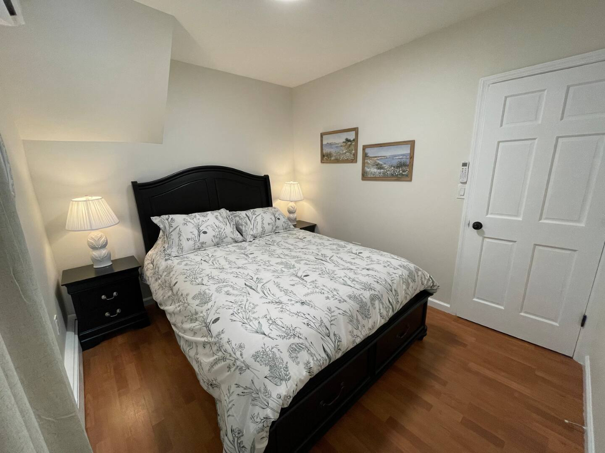 Spacious 5BR Furnished Home | Sleeps 12 | Monthly Rental - Photo 11