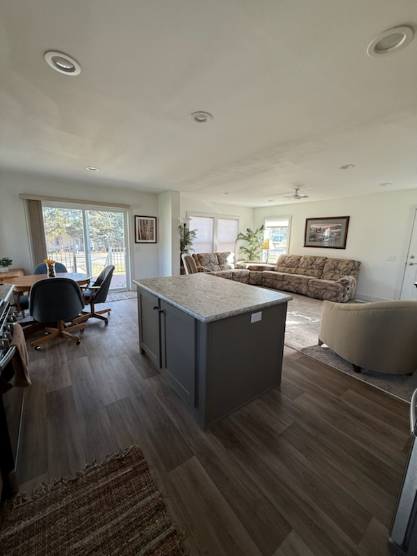 Furnished 3BR/2BA New Build with Patio & Deck - Walkable, Near Hospital, Perfect for Traveling Profe - Photo 2