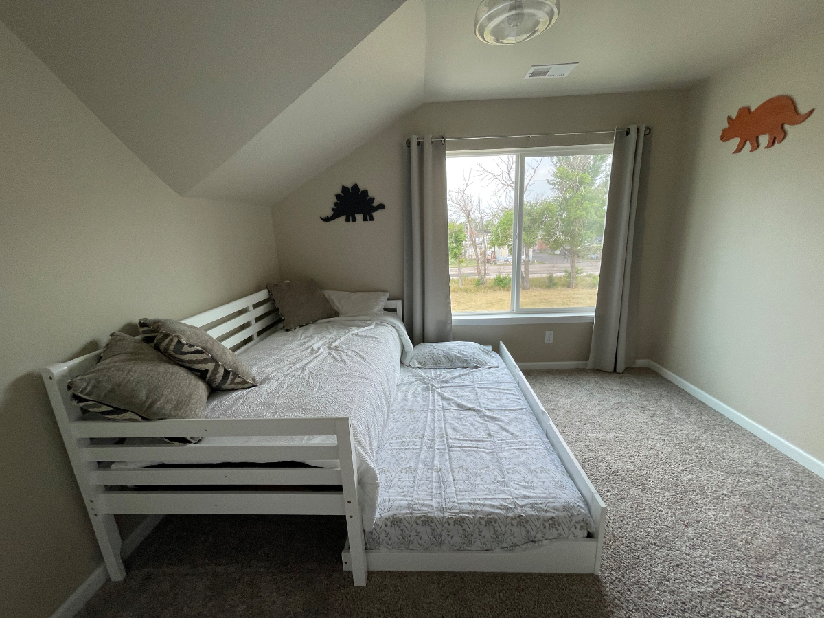 Comfortable 3 bedroom upper duplex with big yard & convenient location - Photo 7