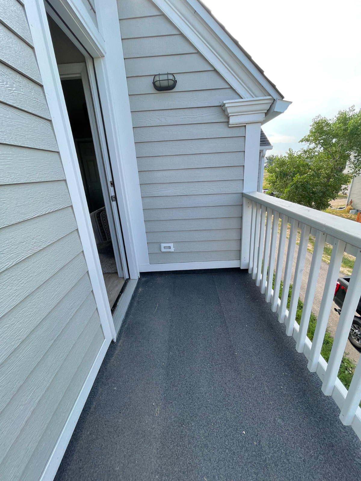Comfortable 3 bedroom upper duplex with big yard & convenient location - Photo 10