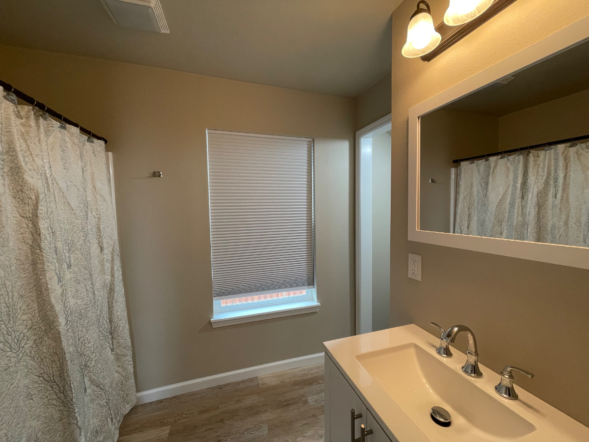 Comfortable 3 bedroom upper duplex with big yard & convenient location - Photo 6