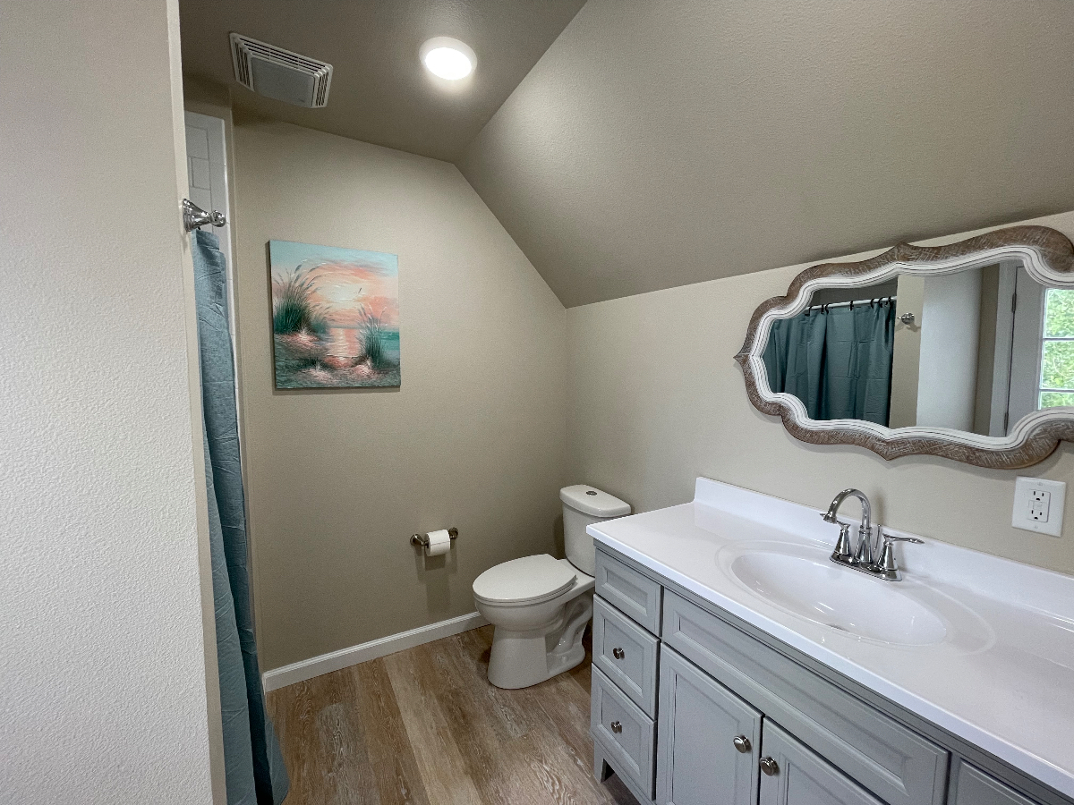 Comfortable 3 bedroom upper duplex with big yard & convenient location - Photo 9