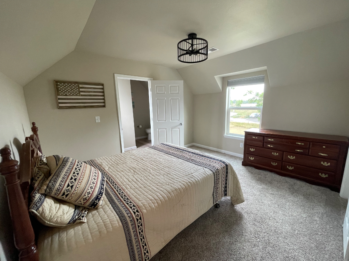Comfortable 3 bedroom upper duplex with big yard & convenient location - Photo 8