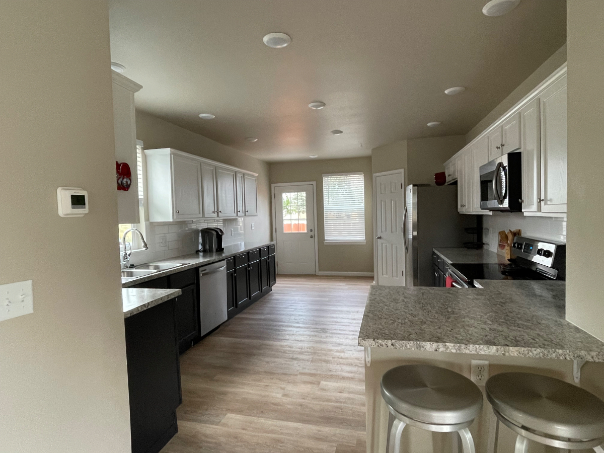 Comfortable 3 bedroom upper duplex with big yard & convenient location - Photo 1