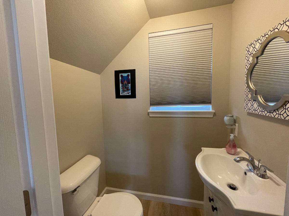 Comfortable 3 bedroom upper duplex with big yard & convenient location - Photo 4