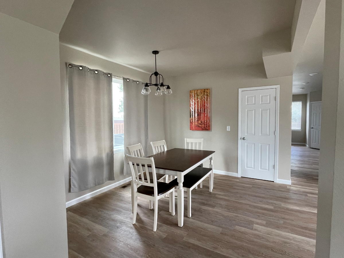 Comfortable 3 bedroom upper duplex with big yard & convenient location - Photo 3