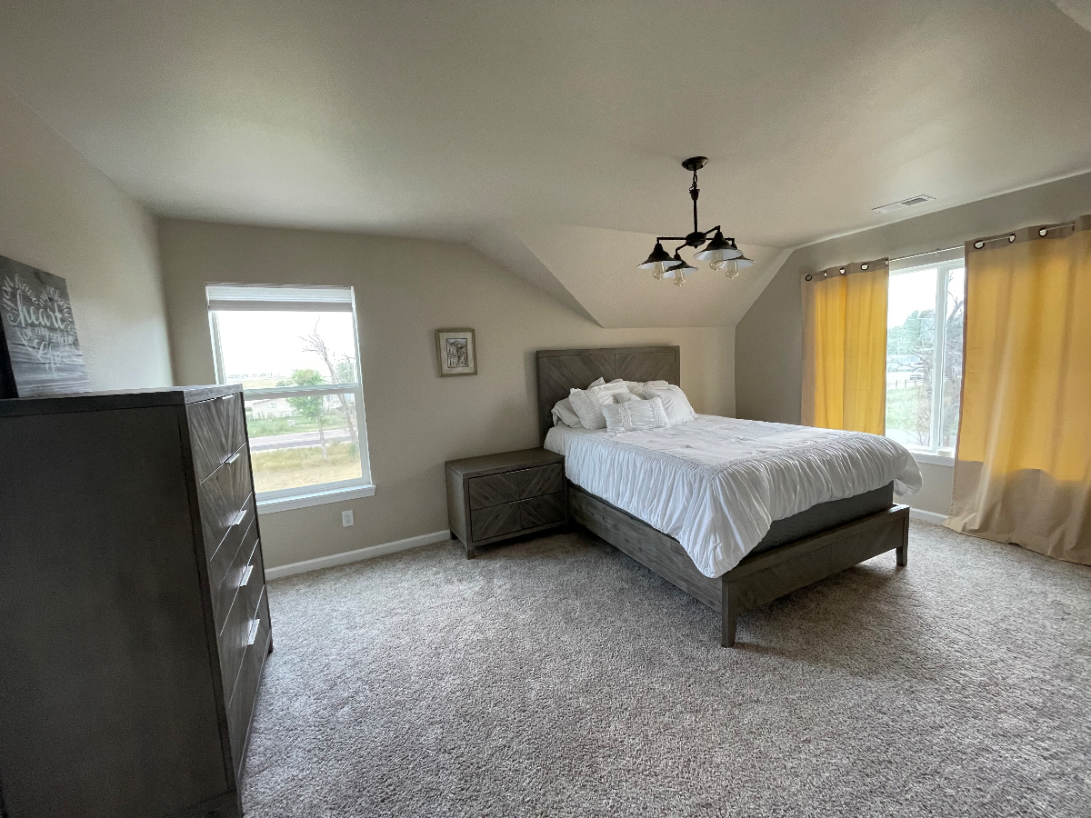 Comfortable 3 bedroom upper duplex with big yard & convenient location - Photo 5