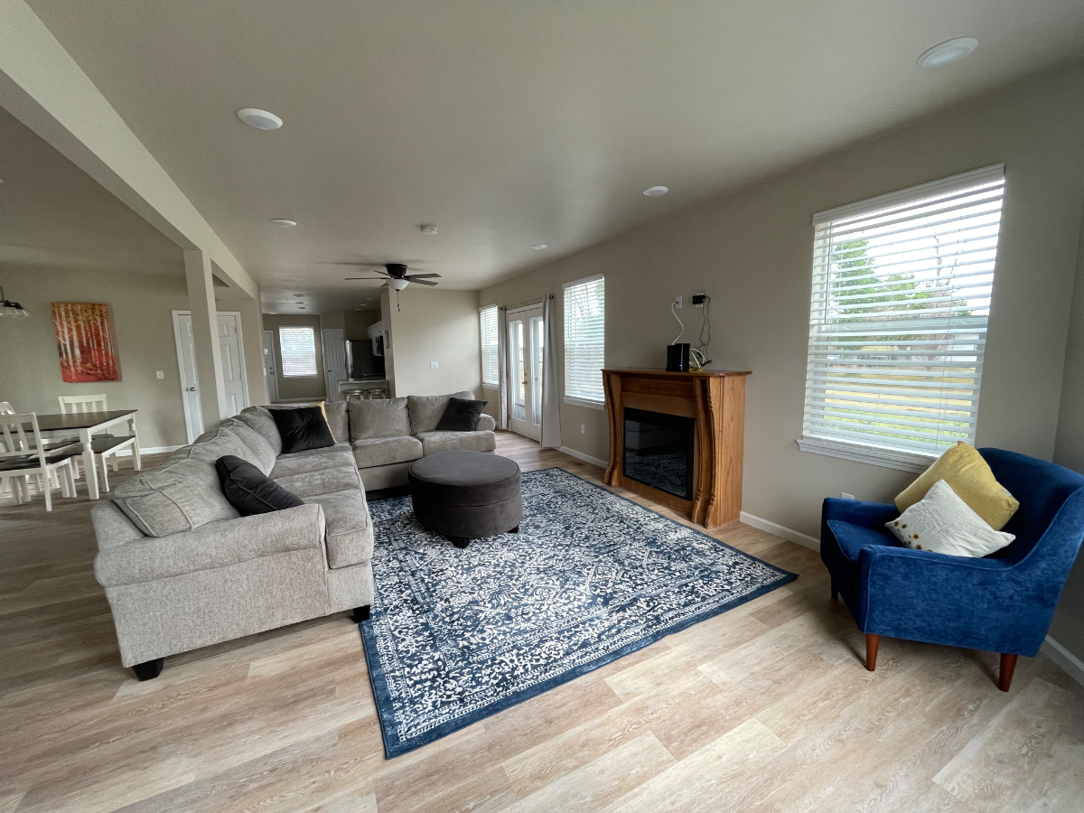 Comfortable 3 bedroom upper duplex with big yard & convenient location - Photo 2