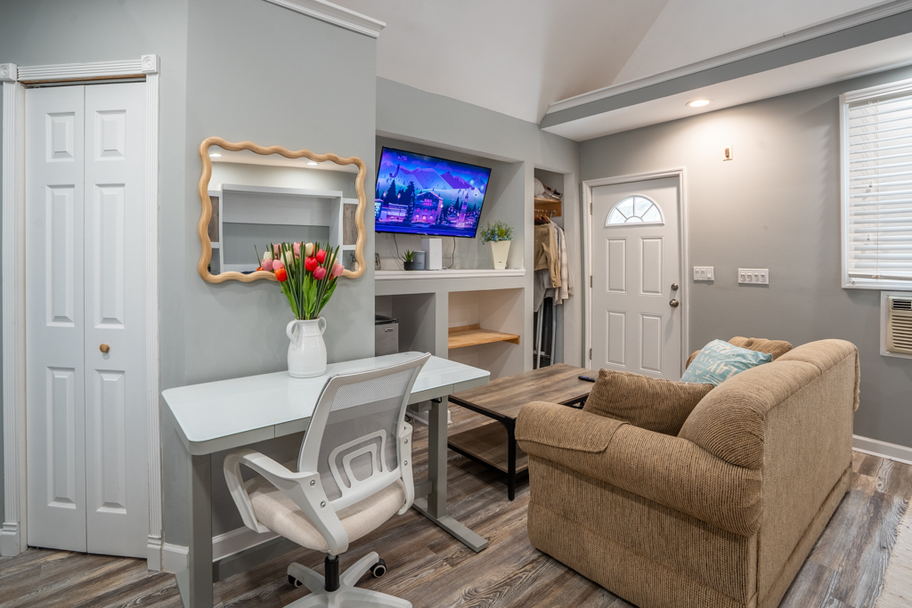 Beautiful and Private Studio Cottage with Park-Like Grounds - Photo 3
