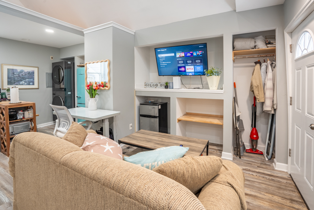 Beautiful and Private Studio Cottage with Park-Like Grounds - Photo 4